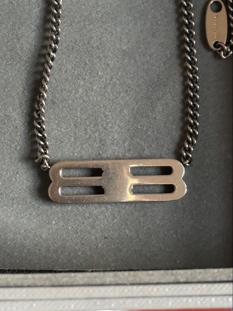 上腕二頭筋 BALENCIAGA BBネックレス