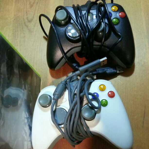 Xbox360本体　付属ケーブル　コントローラー2個　ソフト付き