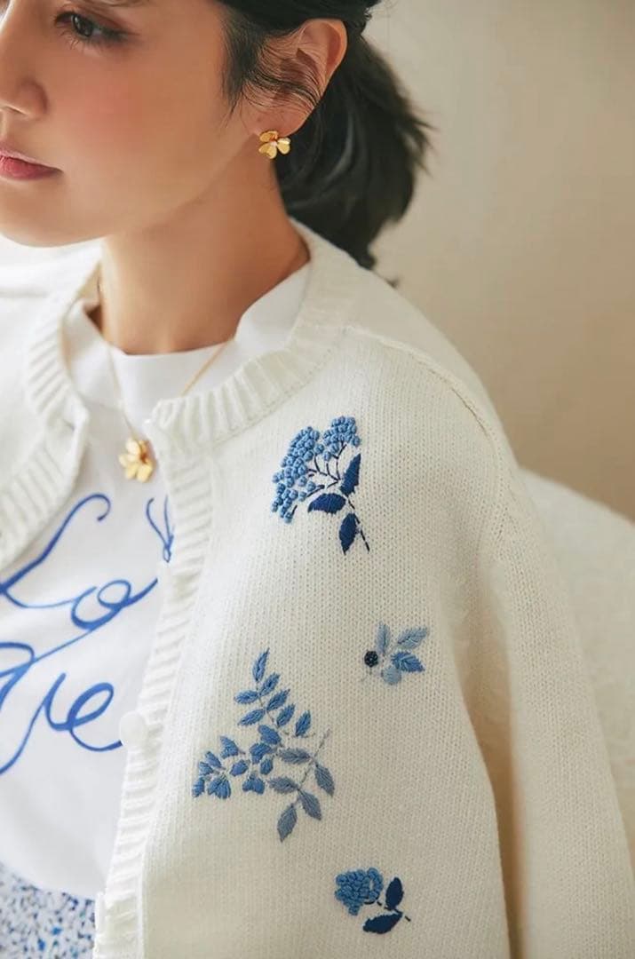 SEVEN TEN フラワー手刺繍カーディガン 白×青 完売