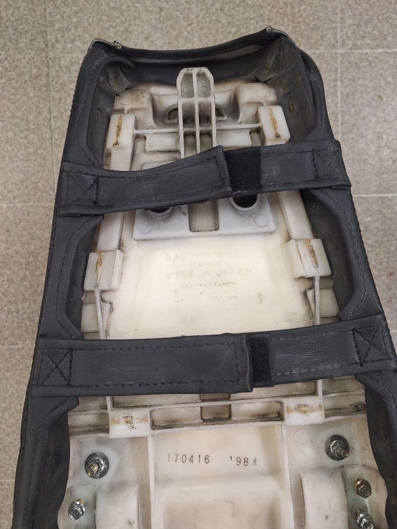 し*ろ様 【中古】　カワサキ純正　250TR シート 品番　53001-1984