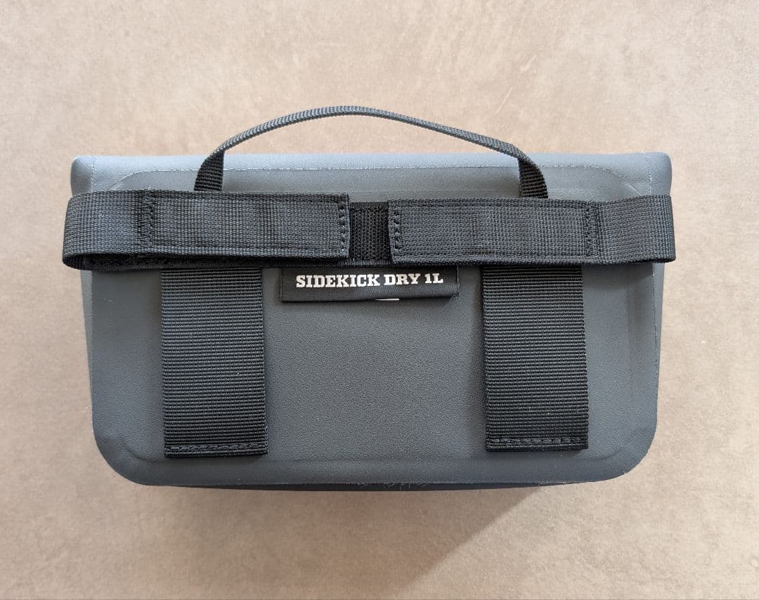 YETI SIDEKICK DRY 1L チャコール ステッカー付き