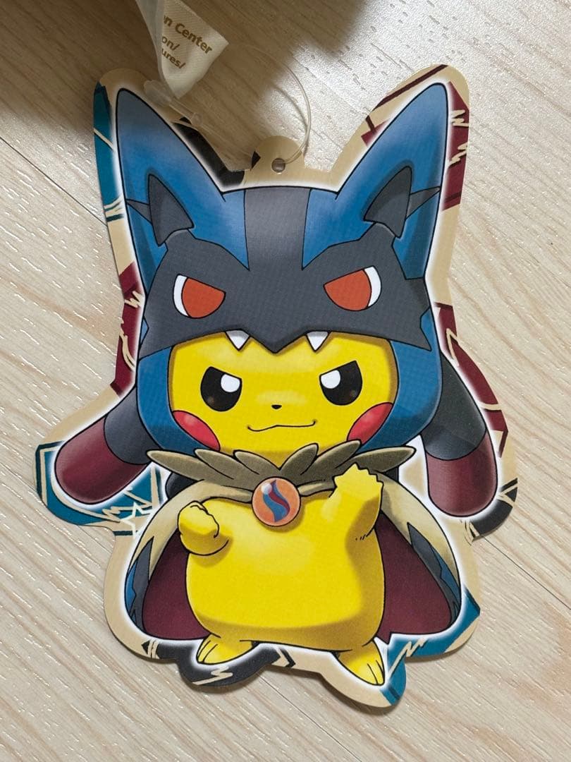 ポケセン限定 メガルカリオのポンチョを着たピカチュウ ぬいぐるみ（2015年）