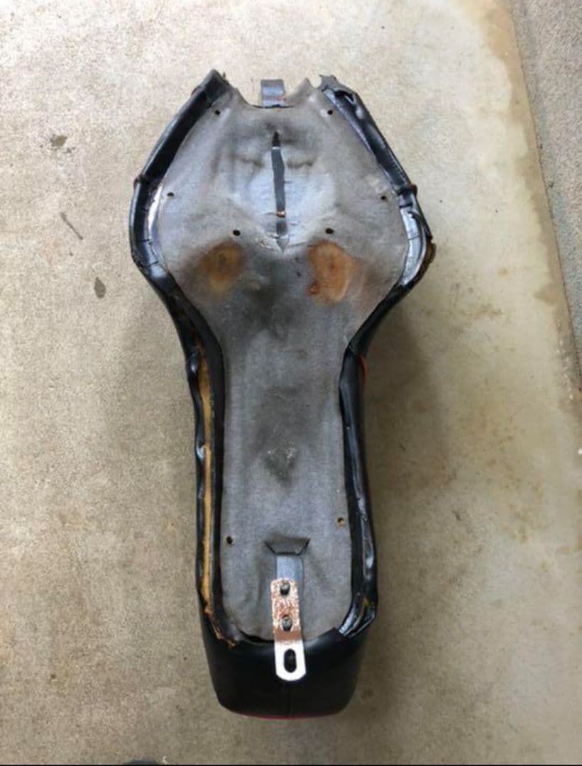 バイクシート ボタン付き 黒
