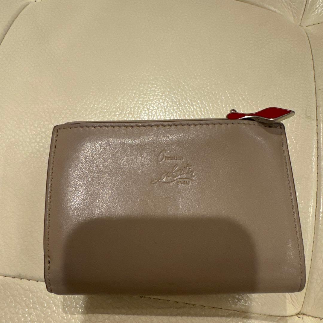 スタッズ付きグレー三つ折り財布