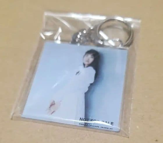 は*ま様 【新品未開封品】早見沙織 白と花束 アクリルキーホルダー付
