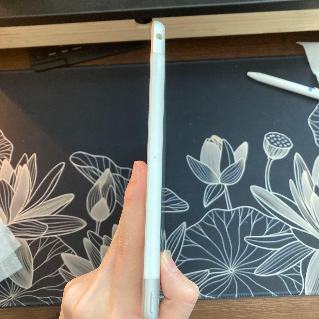Apple iPad第7世代　シルバー　本体