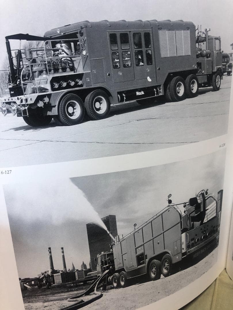洋書 FIRE ENGINES IN NORTH AMERICA