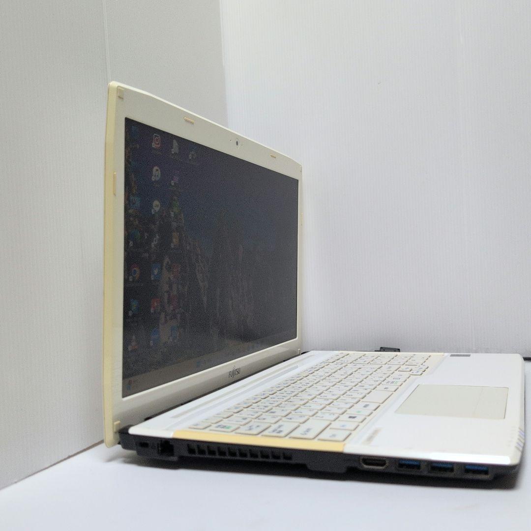 余裕のメモリ8GBたっぷり容量SSD256GBカメラ付き白いノートパソコン