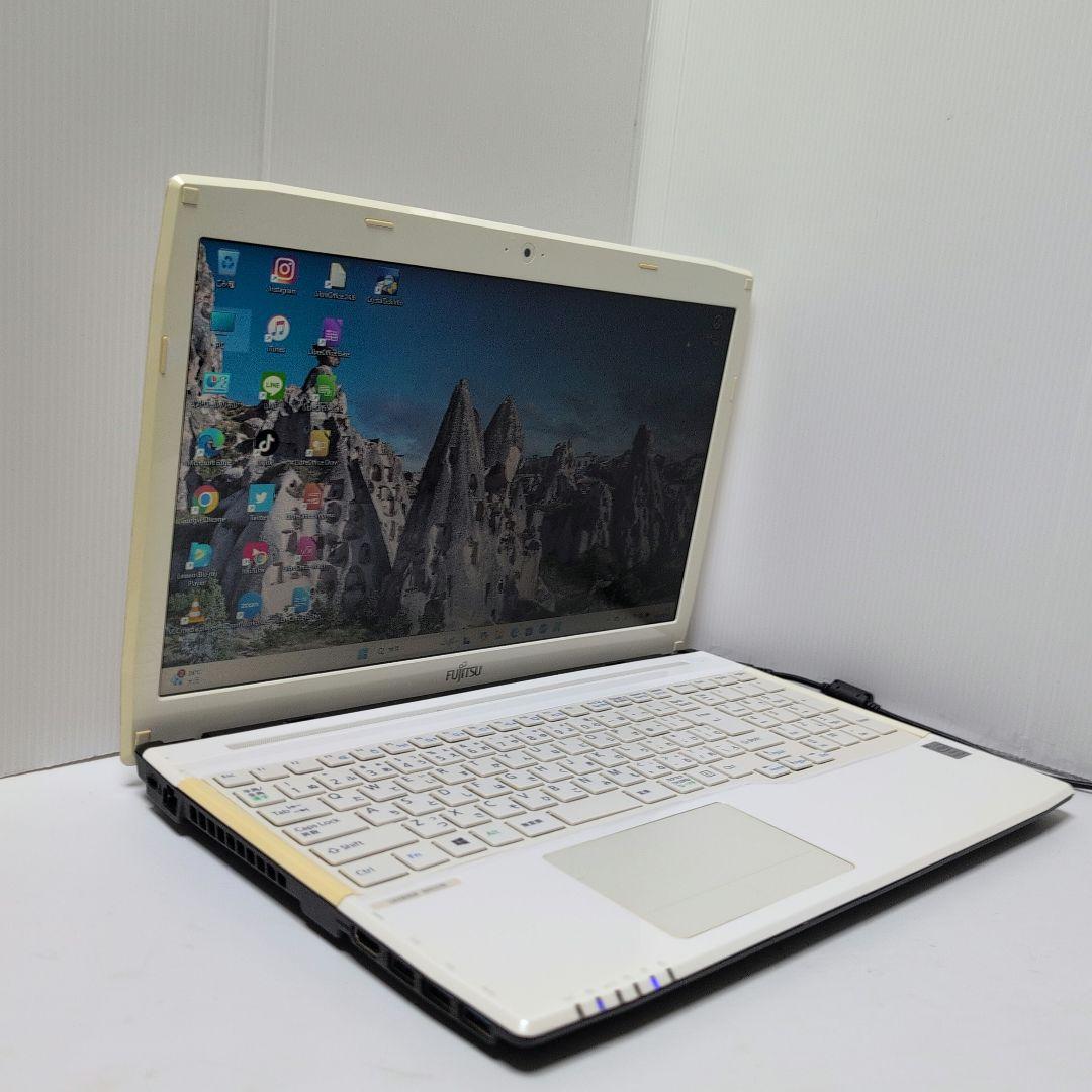 余裕のメモリ8GBたっぷり容量SSD256GBカメラ付き白いノートパソコン