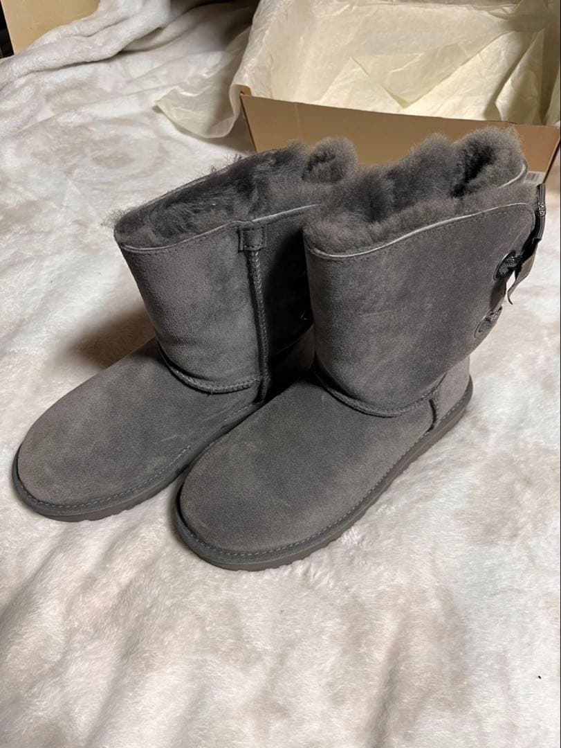 UGG グレー リボン付き ムートンブーツ　ケアプロテクターと替えリボン付き