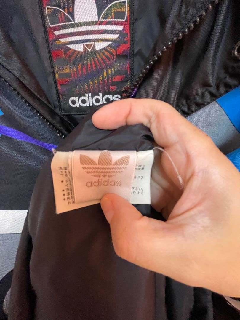 adidas グラフィックジャケット フード付き