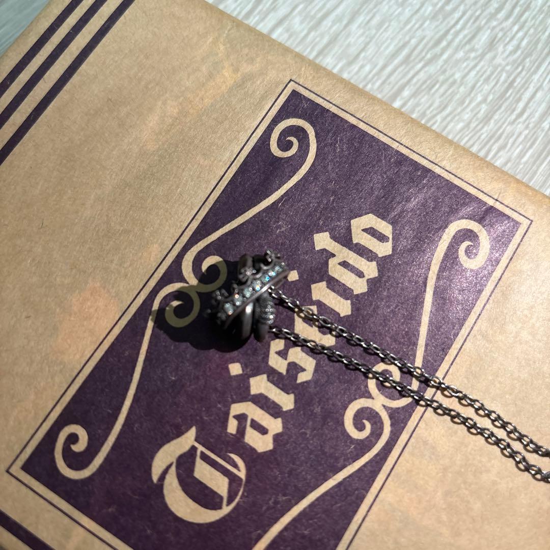 黒い装飾のクリスタルビーズネックレス