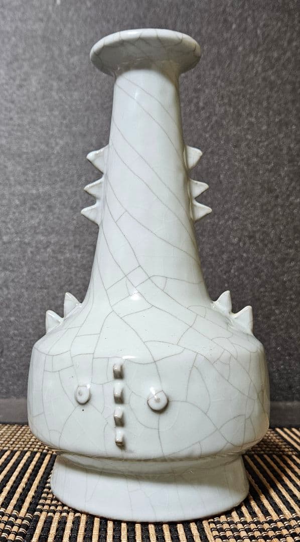花入れ　オブジェ】作家不明　青磁　釉薬氷裂文様　浮彫仕上げ　モダンアート
