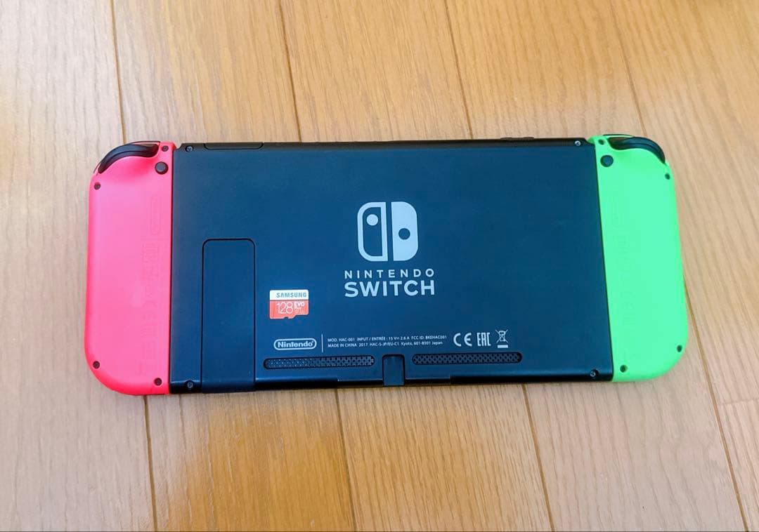 Nintendo Switch本体（ジョイコン2組、microSDカード付き）
