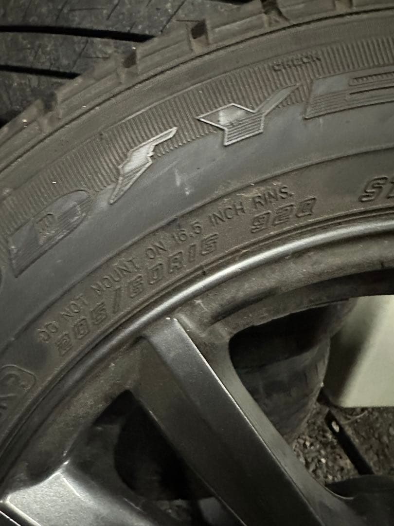 プリウスα スタッドレスタイヤ 205/60R16