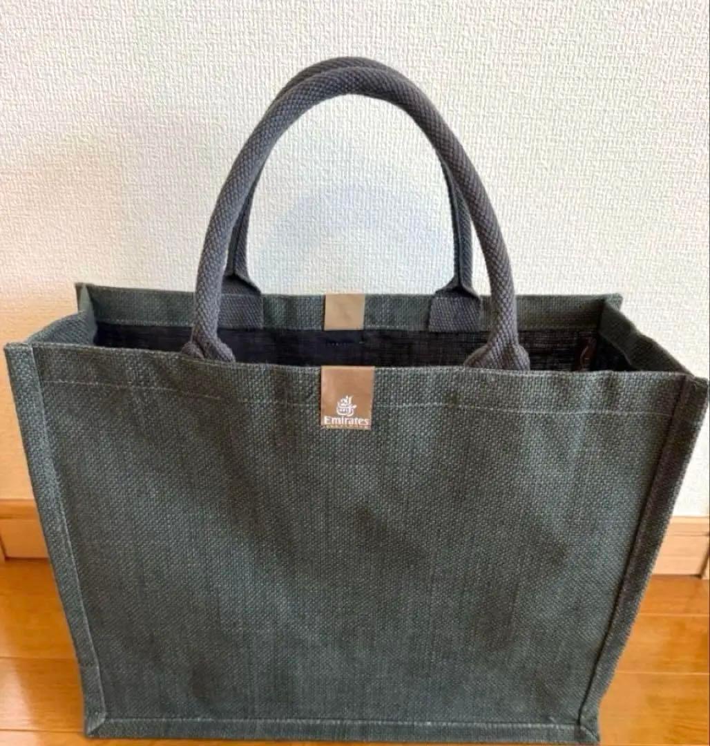 エミレーツ航空　ファーストクラス　❶アメニティセット➕ ❷基礎化粧品➕ ❸手帳