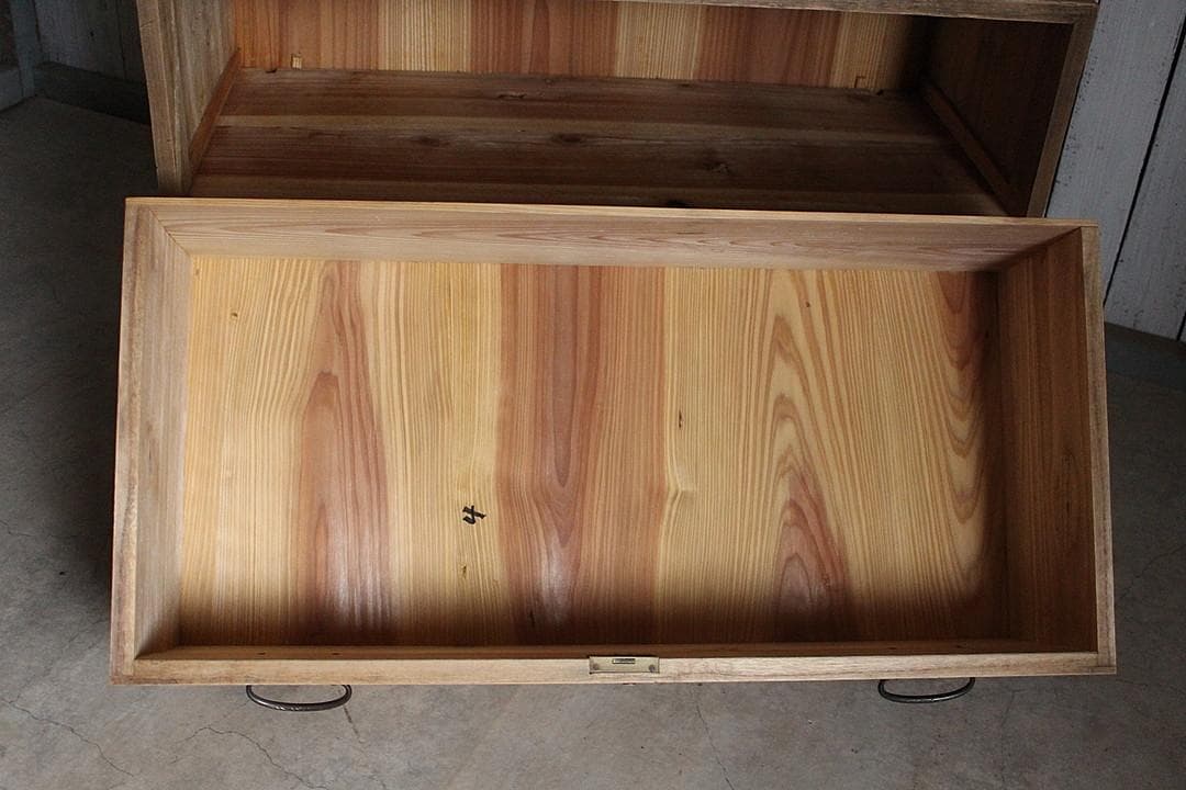 古く味のある木製の引き出し2段　加茂箪笥　チェスト　桐タンス　古家具　古民家