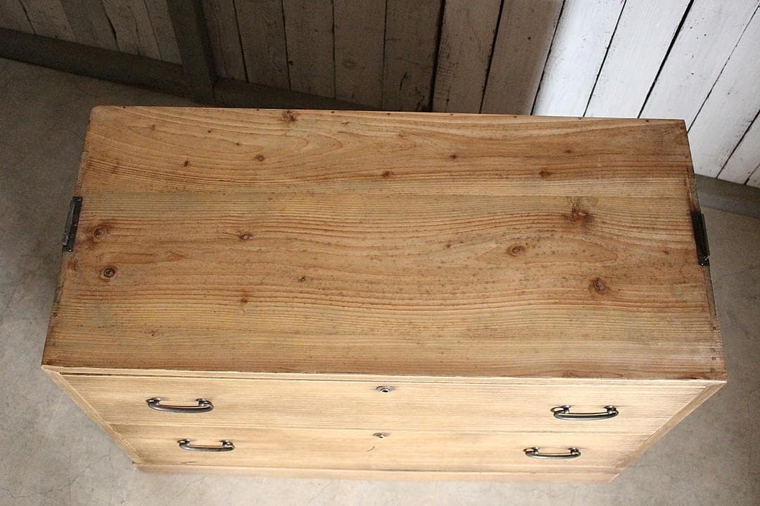古く味のある木製の引き出し2段　加茂箪笥　チェスト　桐タンス　古家具　古民家