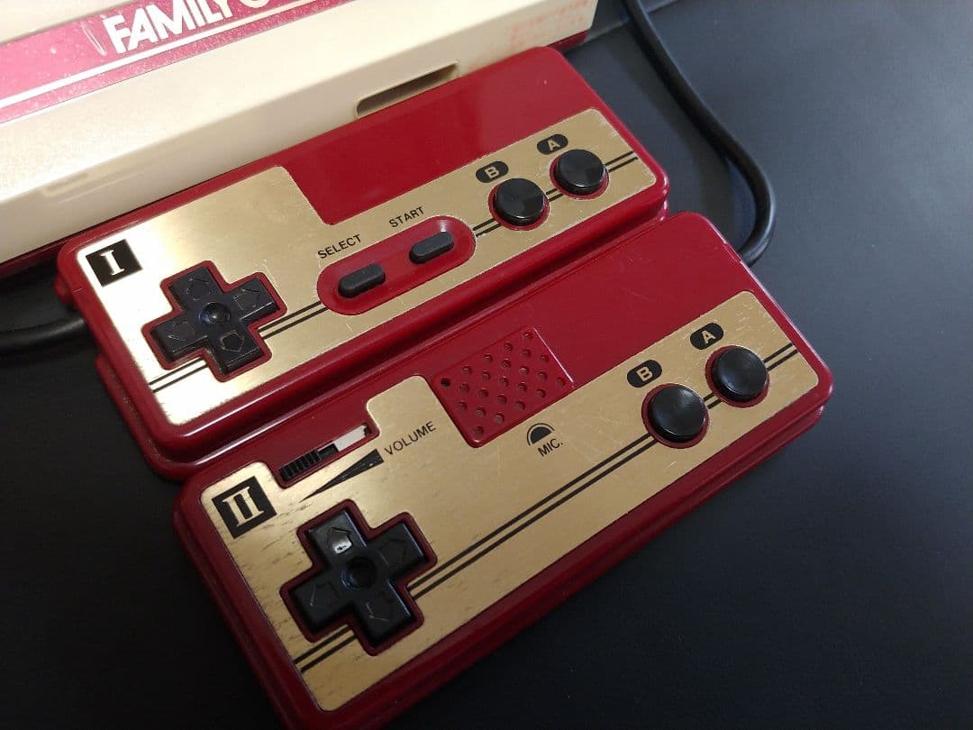 ファミコン本体とカセット3個