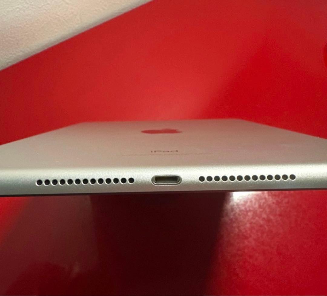 Apple iPad 第6世代 32GB Wi-Fiモデル シルバー