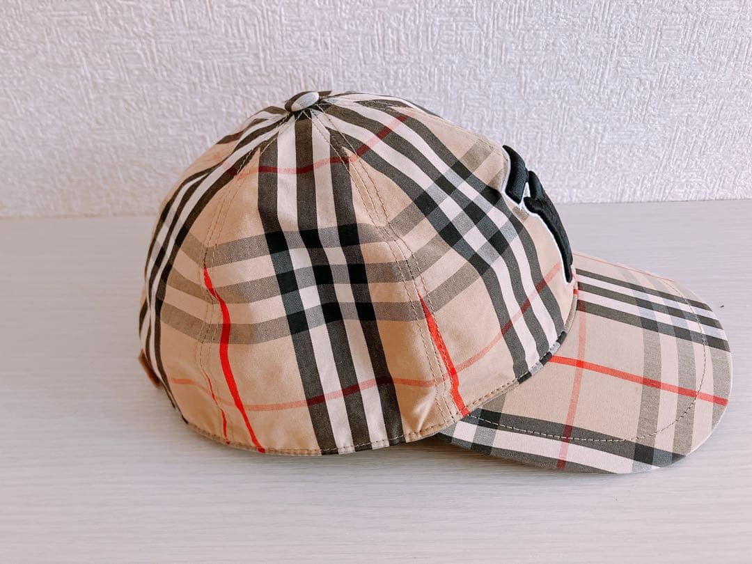 正規品　Burberryのチェック柄ベースボールキャップ、Bロゴ付き
