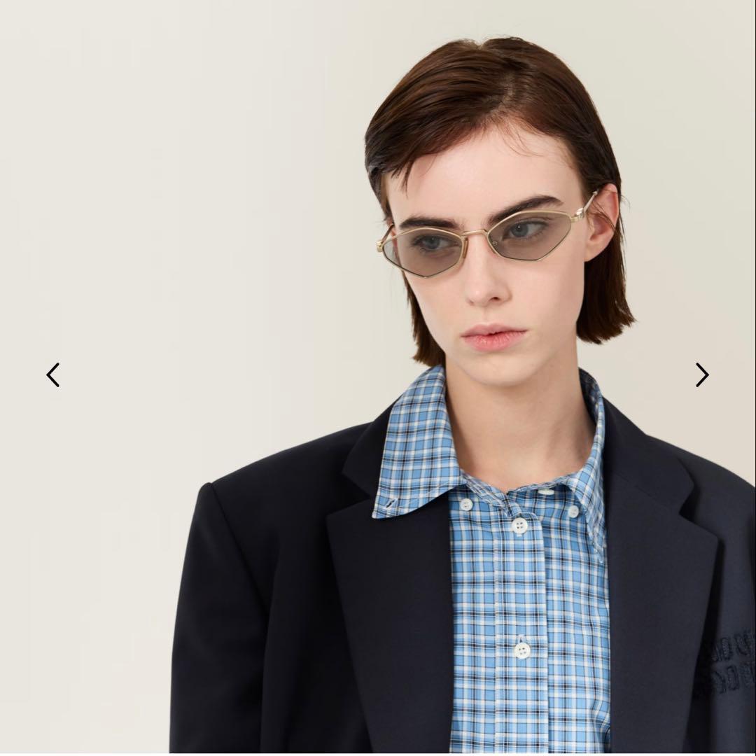 miumiu ロゴサングラス　ライトグレーレンズ