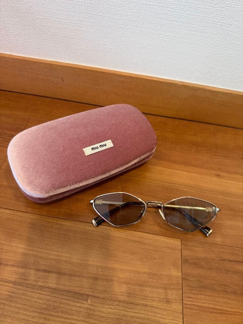 miumiu ロゴサングラス　ライトグレーレンズ