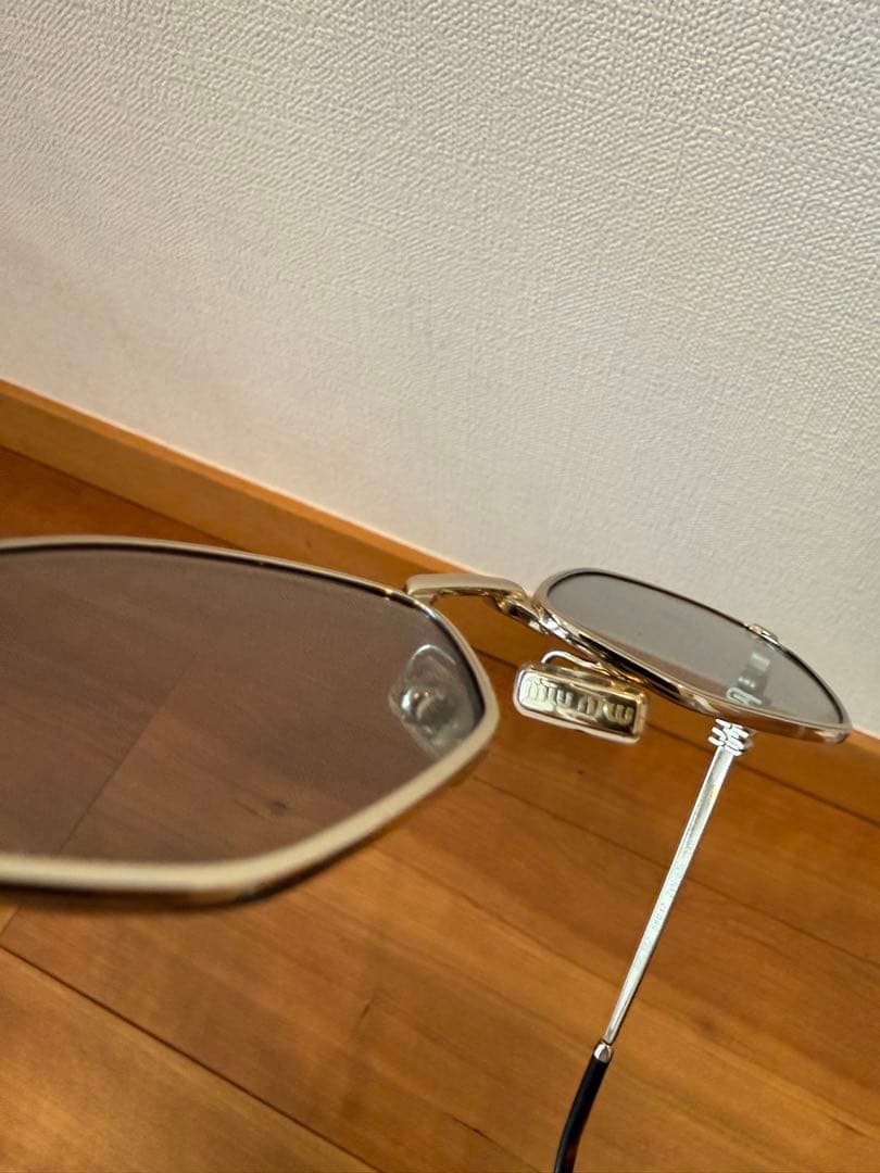miumiu ロゴサングラス　ライトグレーレンズ