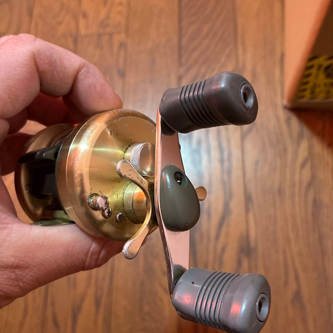 SHIMANO CALCUTTA ゴールド ベイトリール