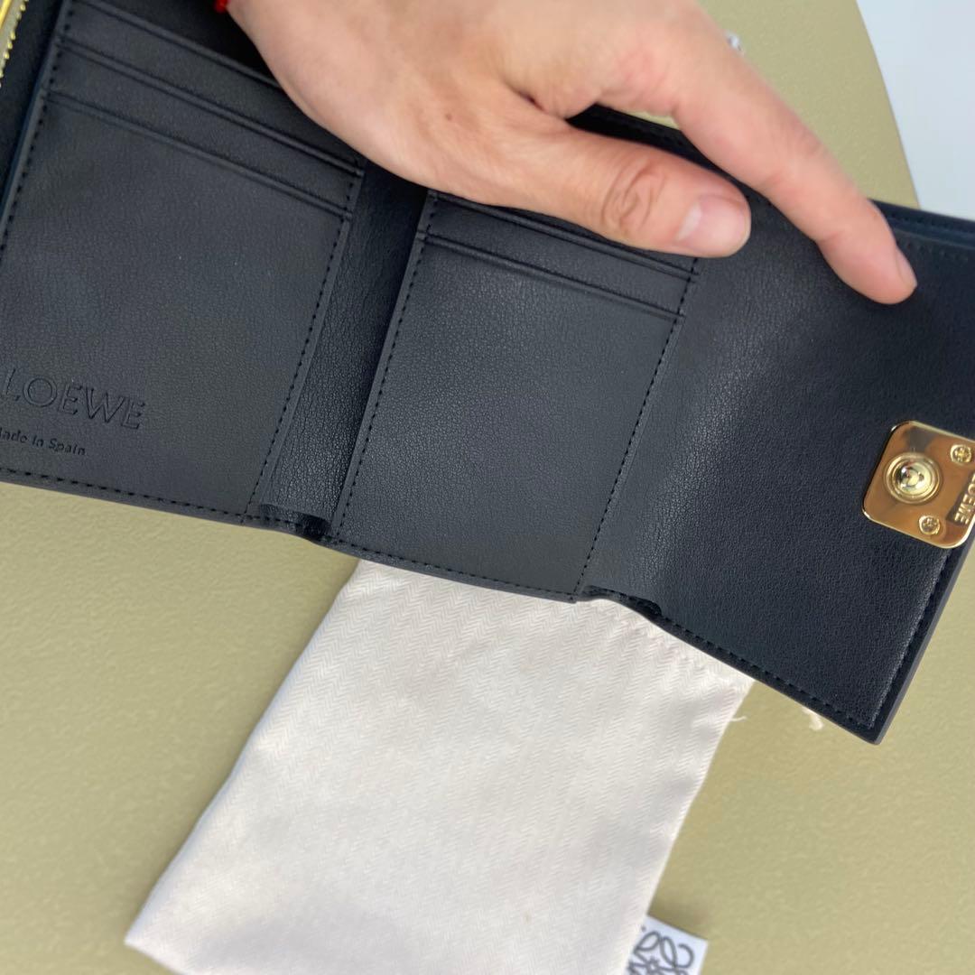 LOEWE 高品質レザー製 ブラック 三つ折り財布 カードスロット付き