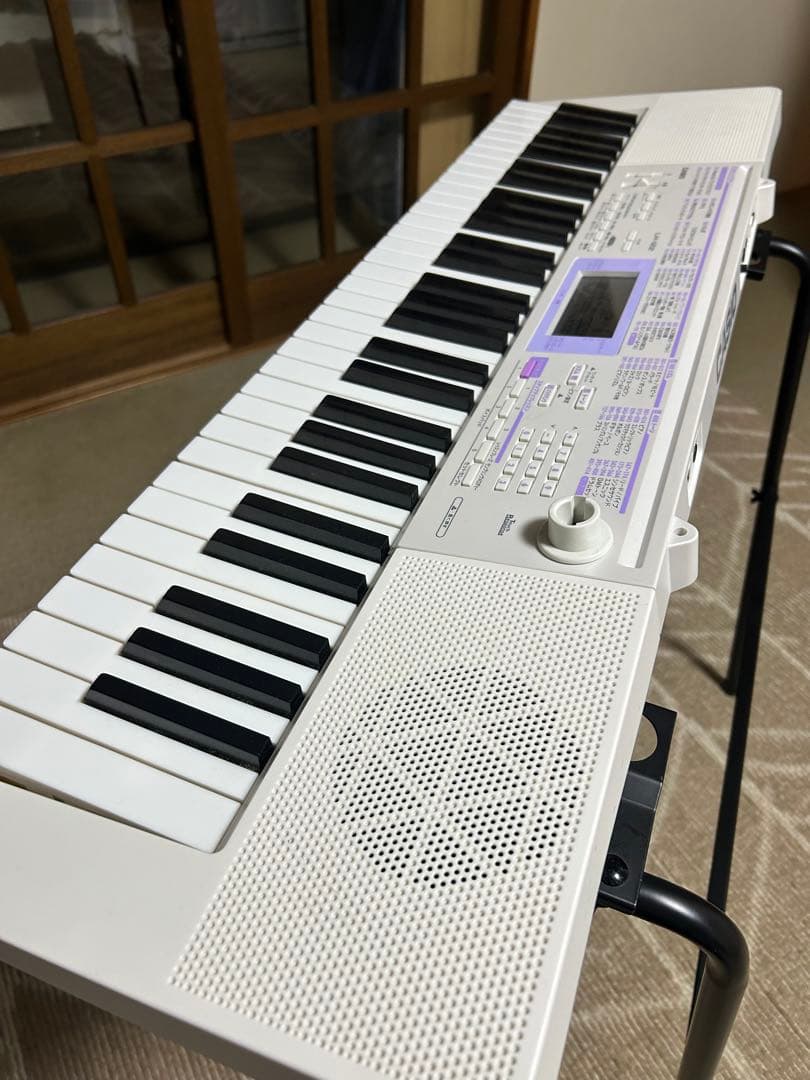 CASIO LK-121 ホワイト 61鍵電子キーボードヒカリナビ送料込みです。