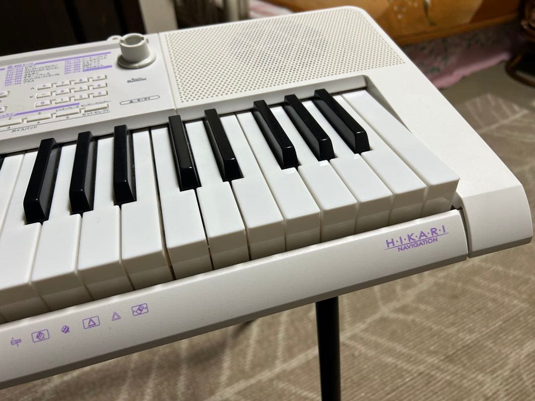 CASIO LK-121 ホワイト 61鍵電子キーボードヒカリナビ送料込みです。