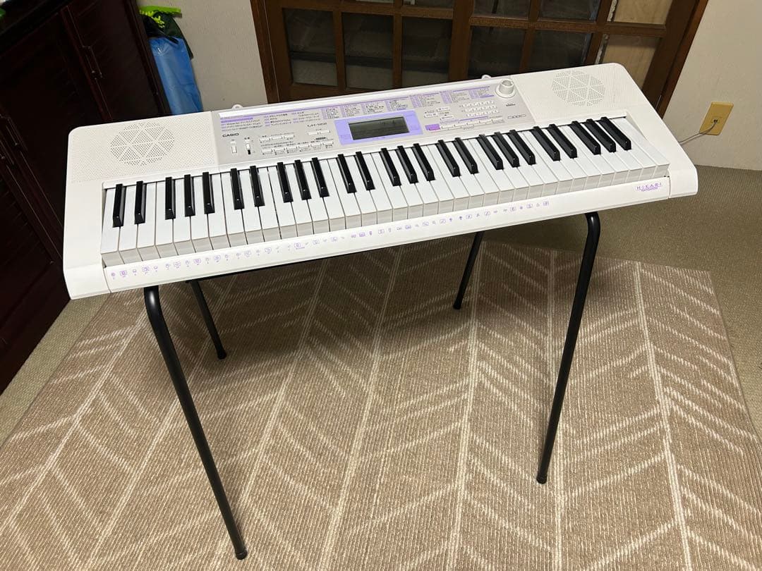 CASIO LK-121 ホワイト 61鍵電子キーボードヒカリナビ送料込みです。