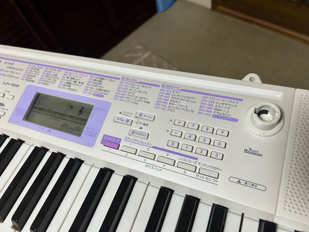 CASIO LK-121 ホワイト 61鍵電子キーボードヒカリナビ送料込みです。