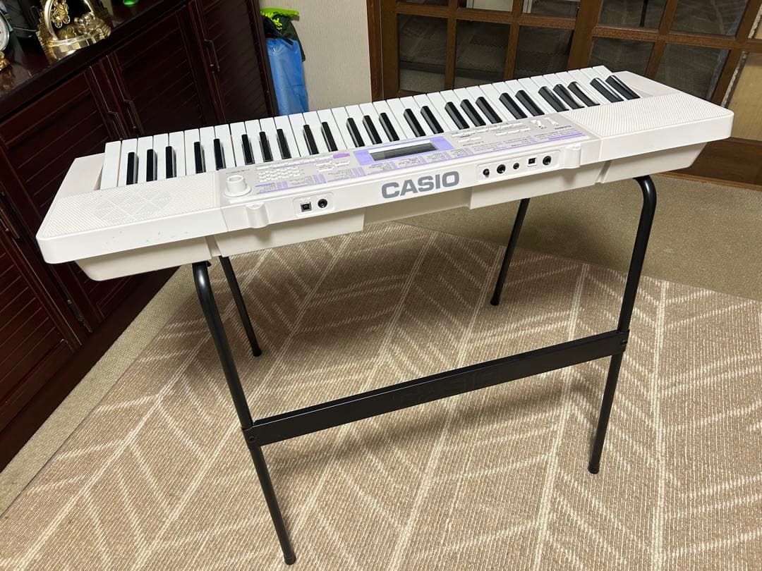 CASIO LK-121 ホワイト 61鍵電子キーボードヒカリナビ送料込みです。
