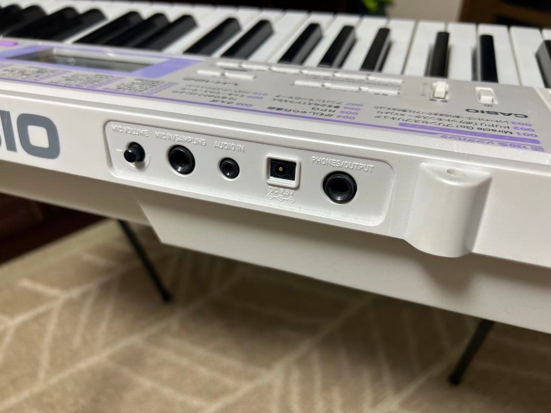 CASIO LK-121 ホワイト 61鍵電子キーボードヒカリナビ送料込みです。