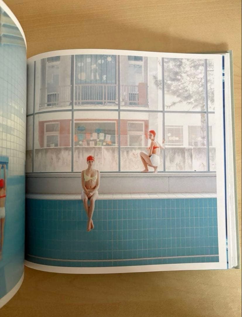 アート・デザイン・音楽 Swimming Pool Maria Savarbova