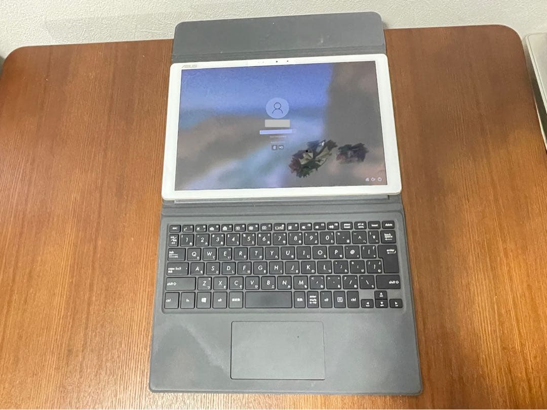 Windows ファンレスタブレット CoreM 8GB 256GB ASUS