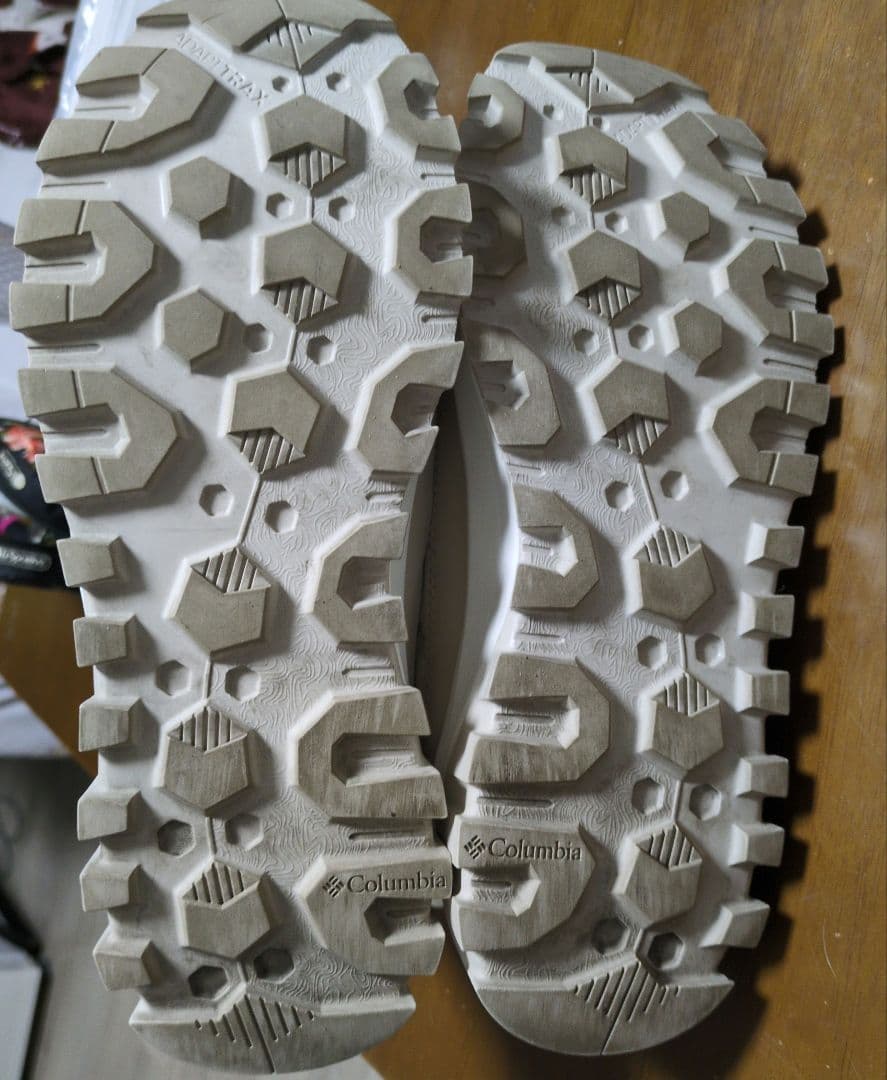 コロンビアスノートロットミッドオムニヒート　白　25.5cm