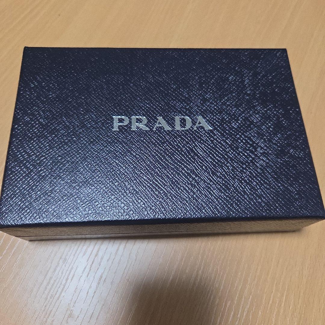 PRADA 赤 レザー 二つ折り財布　サフィアーノ