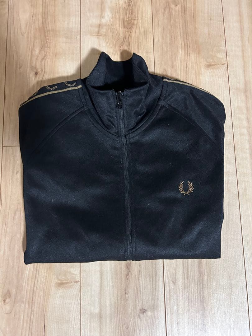 【極美品】FRED PERRY トラックジャケット 黒　Mサイズ