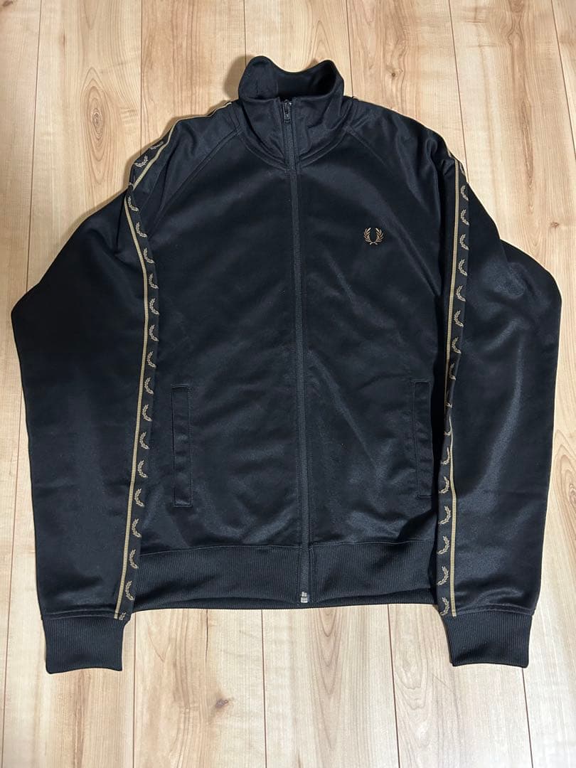 【極美品】FRED PERRY トラックジャケット 黒　Mサイズ