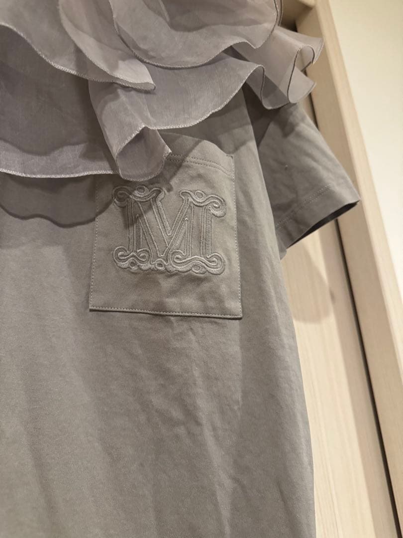 フリル付きグレーTシャツ