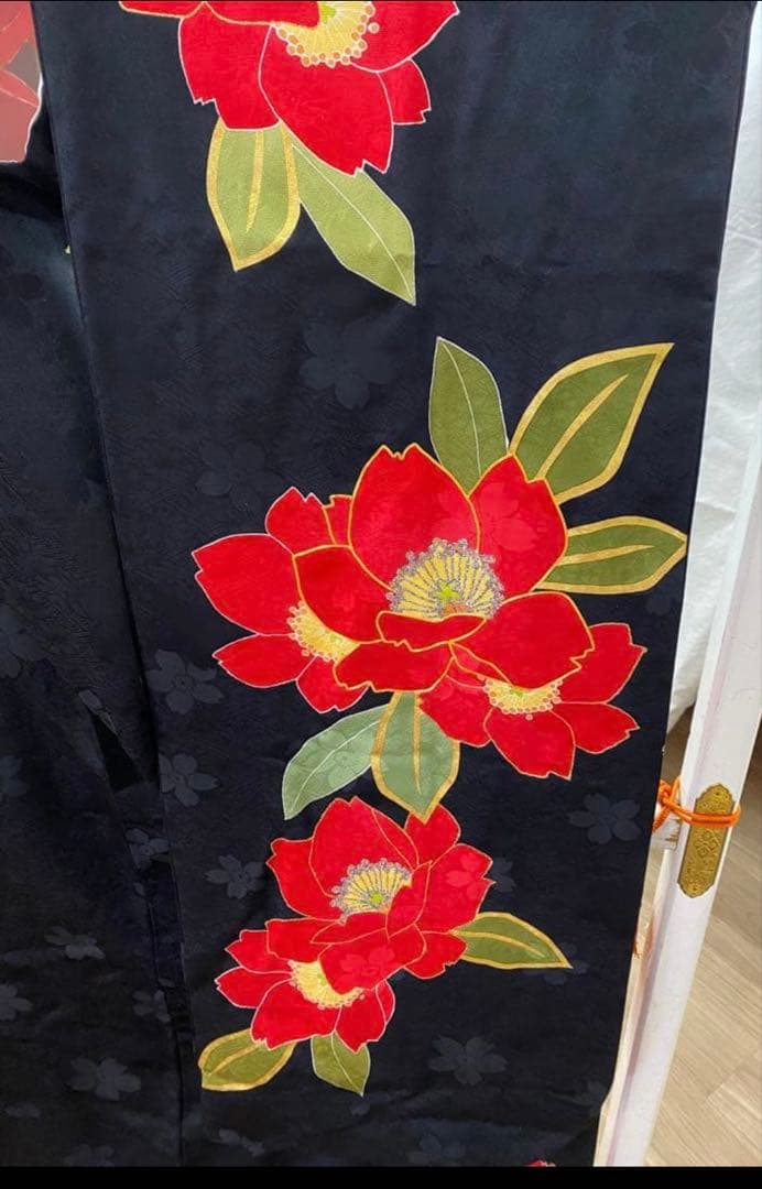桂由美　引き振袖 大振袖　黒地 赤い花柄刺繍