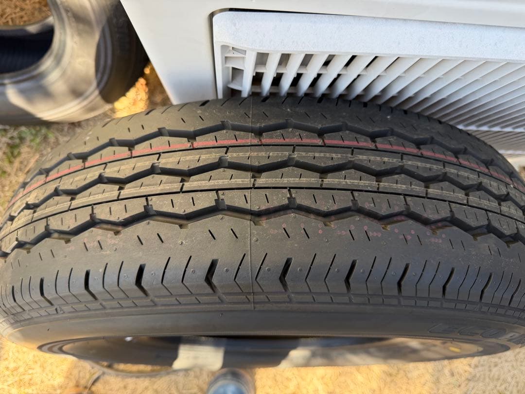 ②ハイエース 新車外し タイヤ 195/80R15 107/105S LT