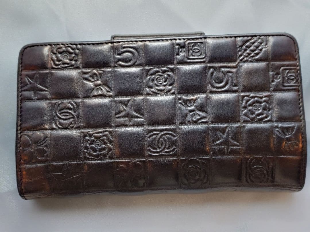 CHANEL エンボス加工 ブラック二つ折り財布