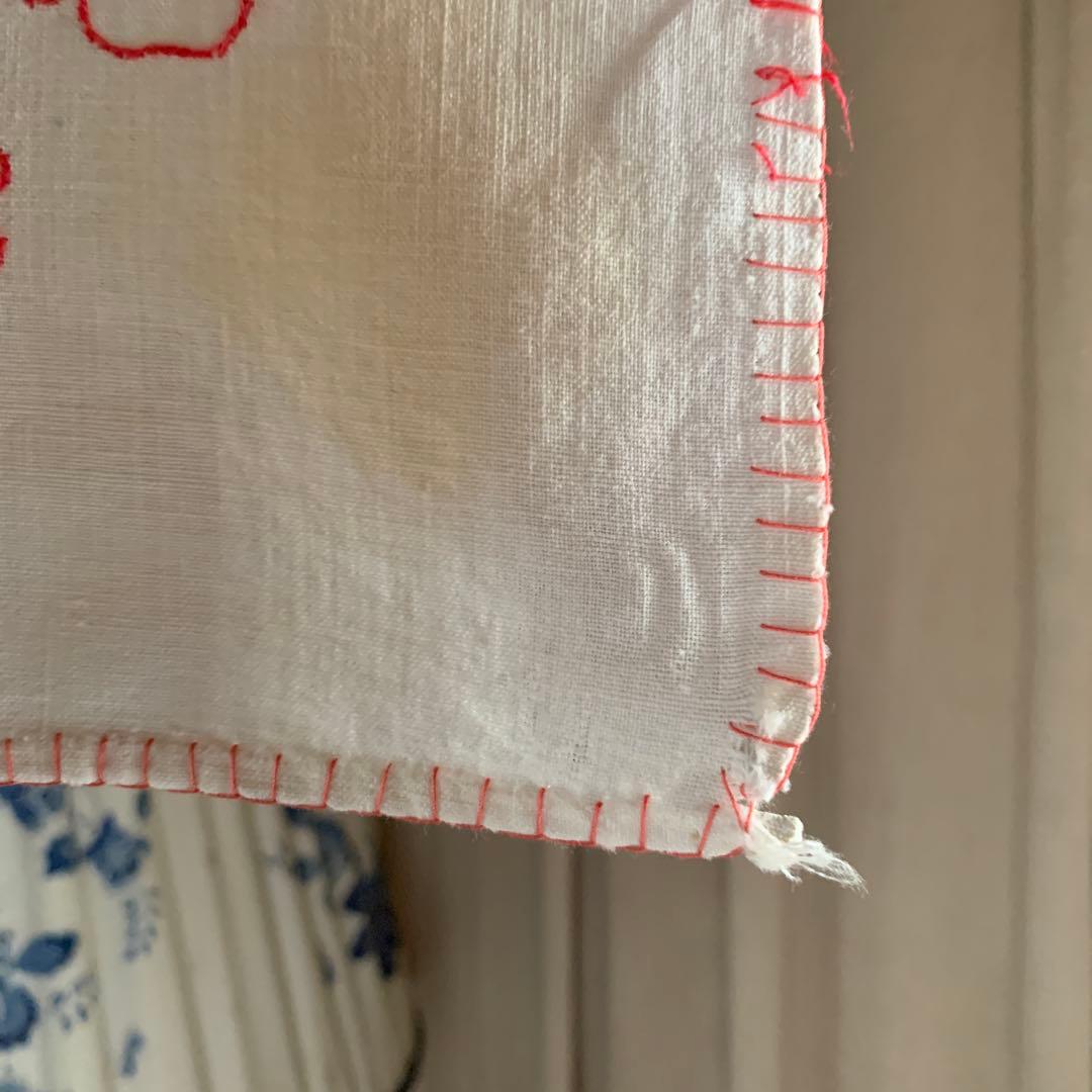 フランスアンティーク　天使2人がブルーの糸で刺繍された素敵な布！仕切りカーテン！