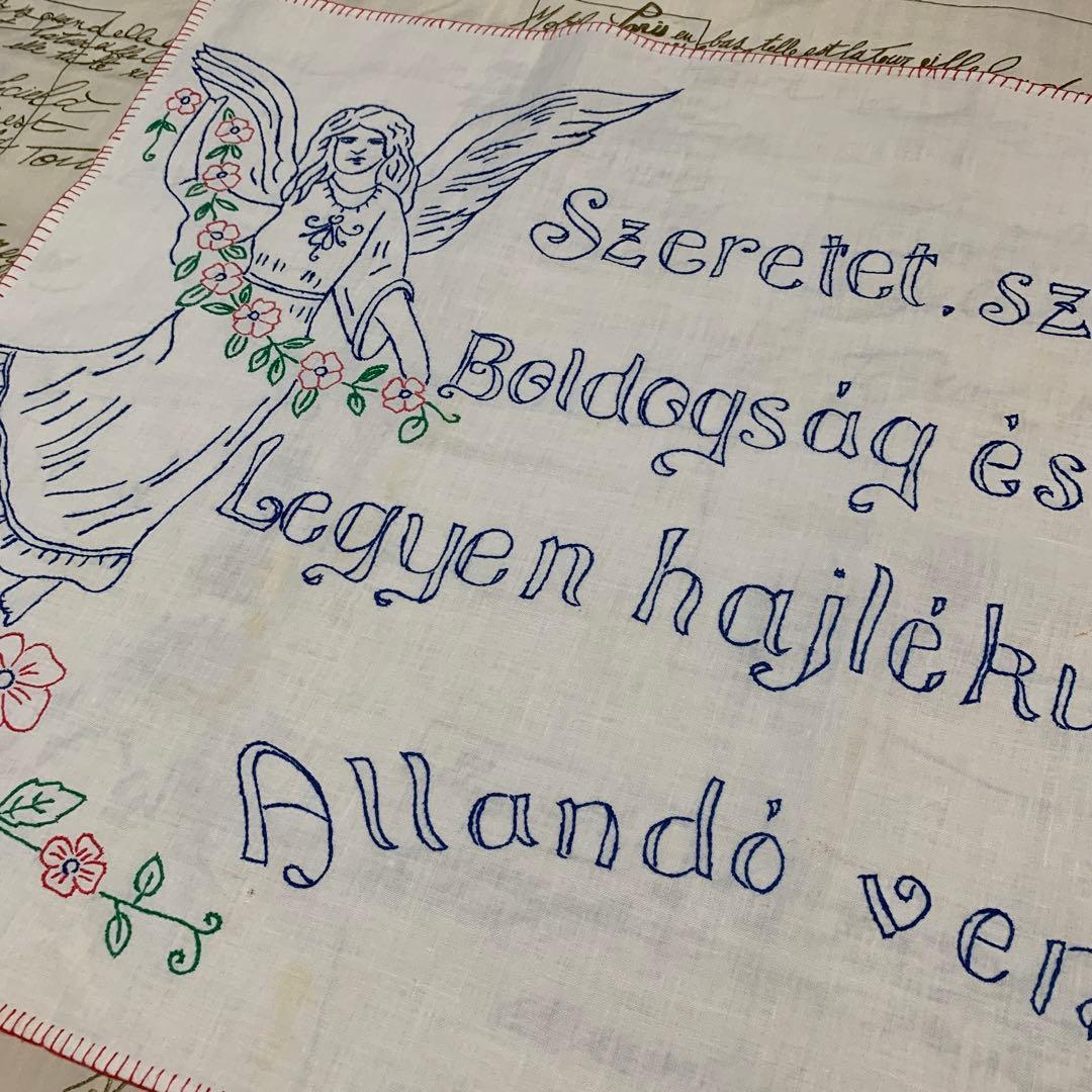 フランスアンティーク　天使2人がブルーの糸で刺繍された素敵な布！仕切りカーテン！
