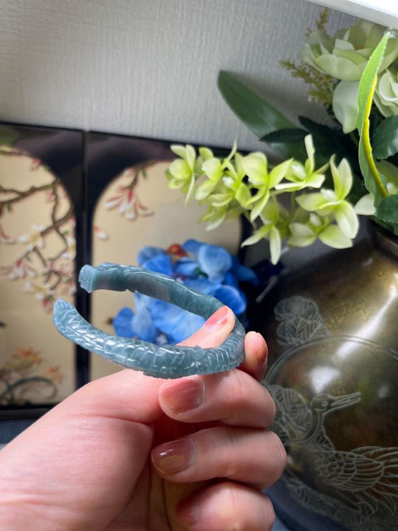 凛々しい❣️天然A貨翡翠　リアル品、氷藍水龍神様彫りバングル　鑑定書付き