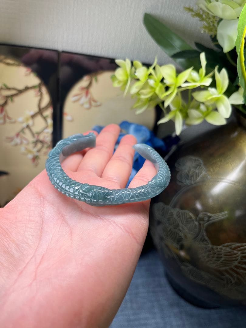凛々しい❣️天然A貨翡翠　リアル品、氷藍水龍神様彫りバングル　鑑定書付き